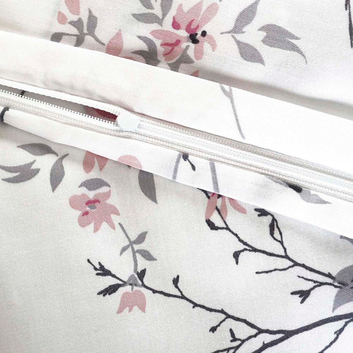 Pościel satyna bawełniana 200x220 Exclusive Gardenya biała w wiosenne różowe i niebieskie kwiaty