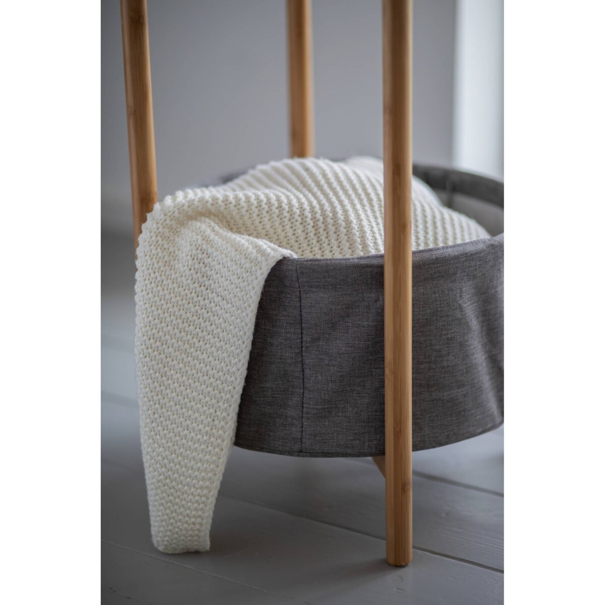 Stolik pomocniczy BAHARI, bambusowy, z materiałowym koszem do przechowywania, okrągły, WENKO