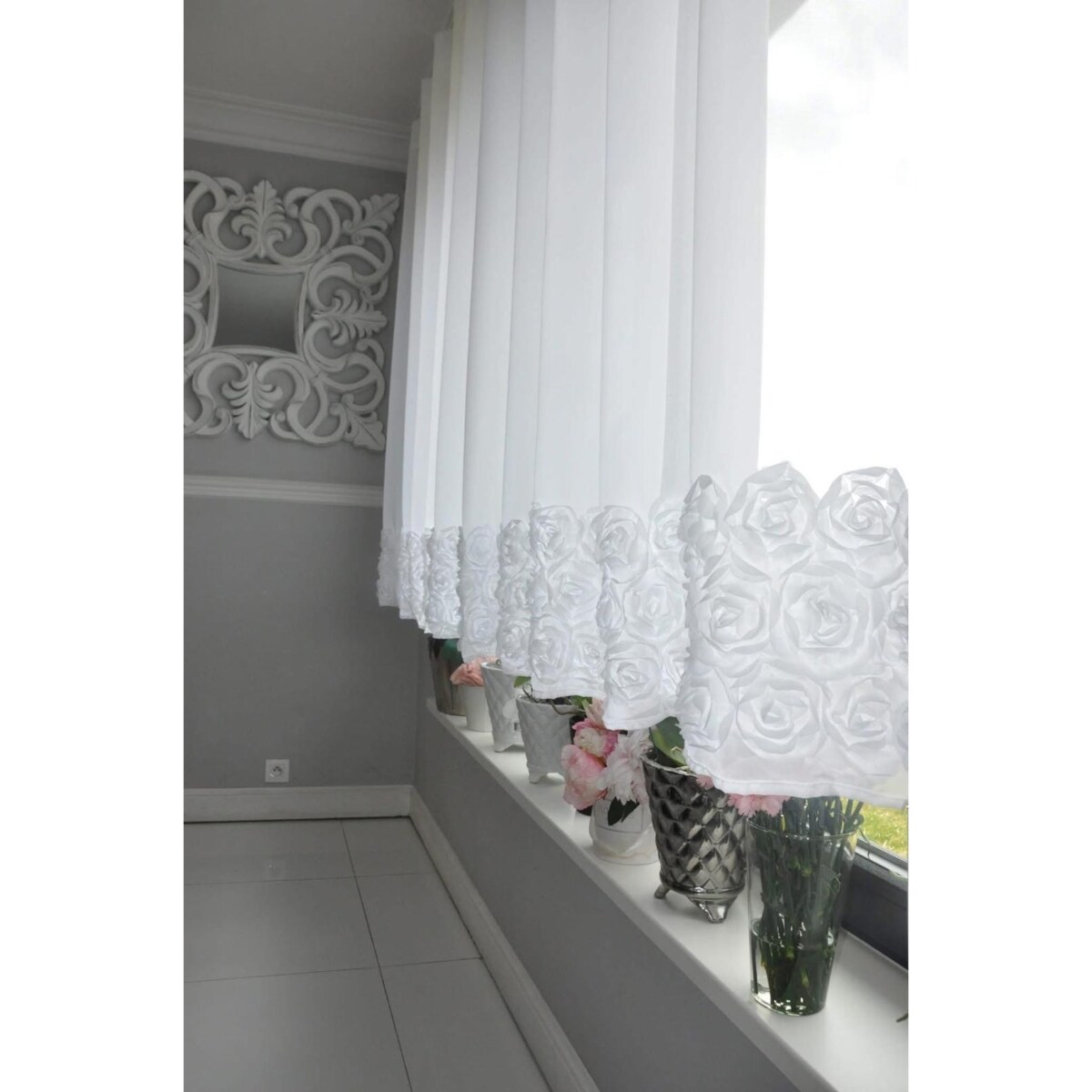 Firana z szyfonu Roses kwiaty 3D 500x140 cm przelotki | zdobiona aplikacją 3D w róże