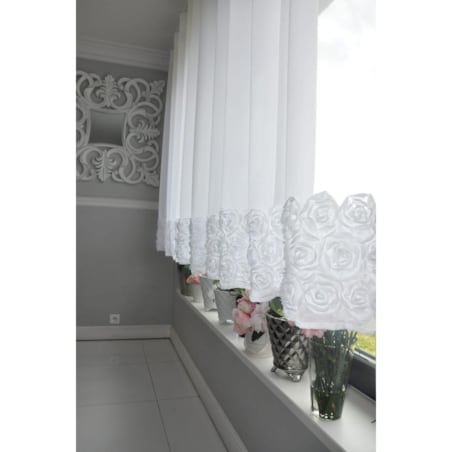 Firana z szyfonu Roses kwiaty 3D 500x140 cm przelotki | zdobiona aplikacją 3D w róże