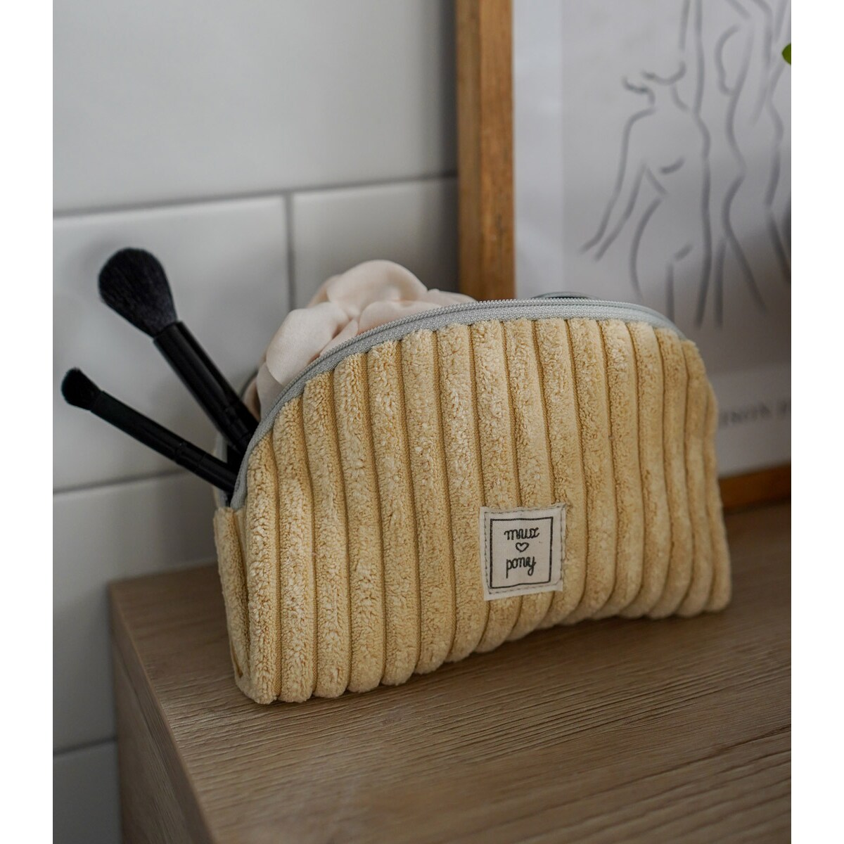 Sandy Yellow – sztruksowa kosmetyczka z wodoodpornym wnętrzem