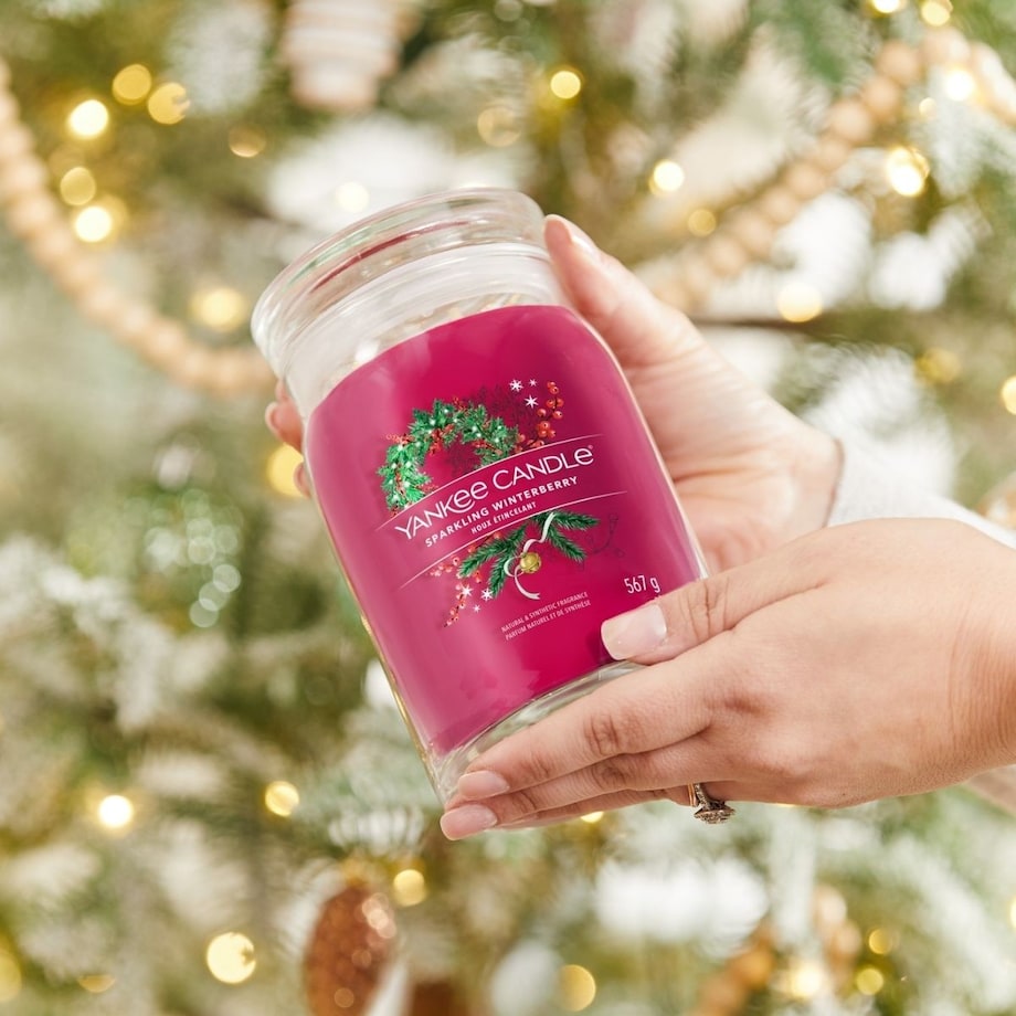 YC SIGNATURE - Świeca duża SPARKLING WINTERBERRY