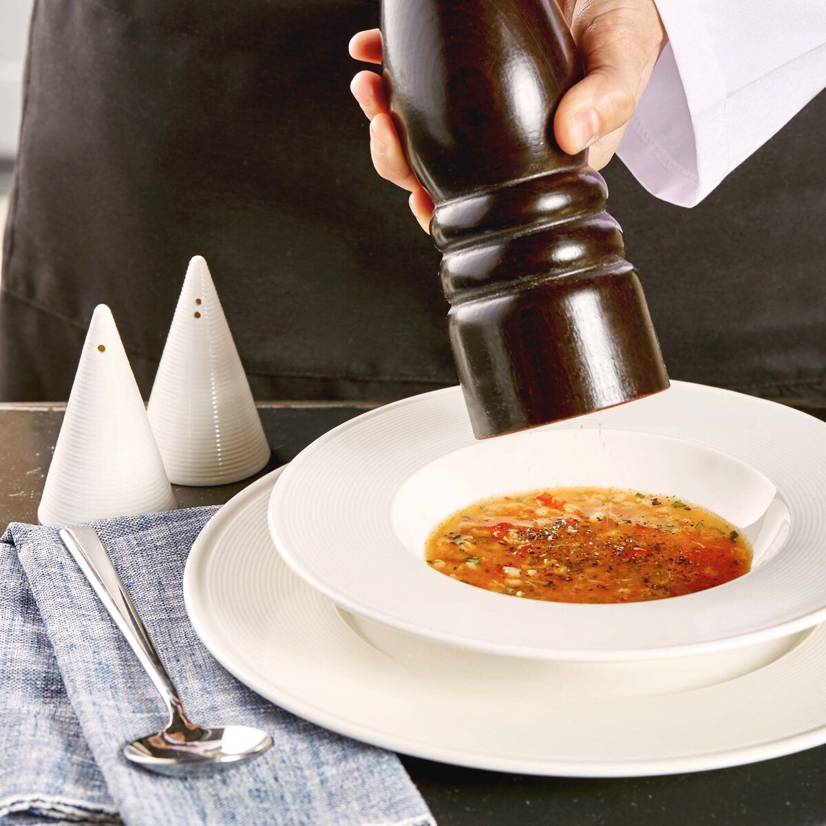 Jajecznik Porland Line w kremowym kolorze - porcelana wysokiej jakości