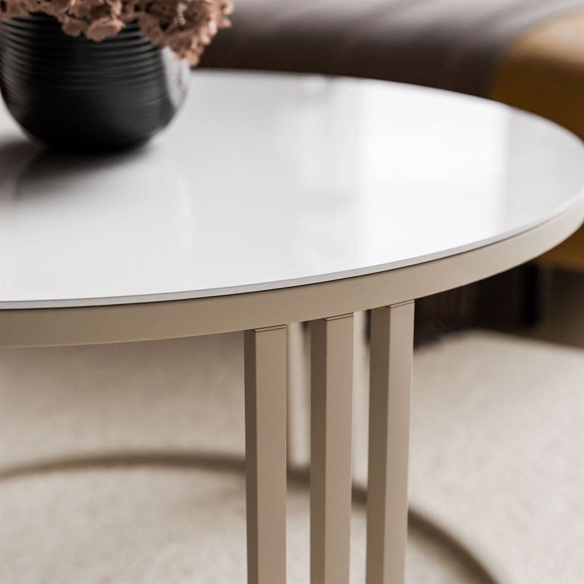 Okrągły stolik kawowy LORI GLASS na kaszmirowym stelażu, blat białe szkło