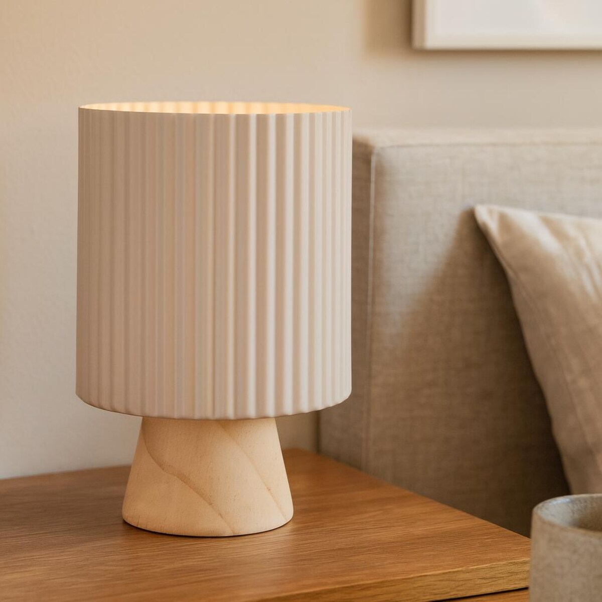 Metalowa doniczka z drewnianą podstawką STÖDA, 18 x 23 cm