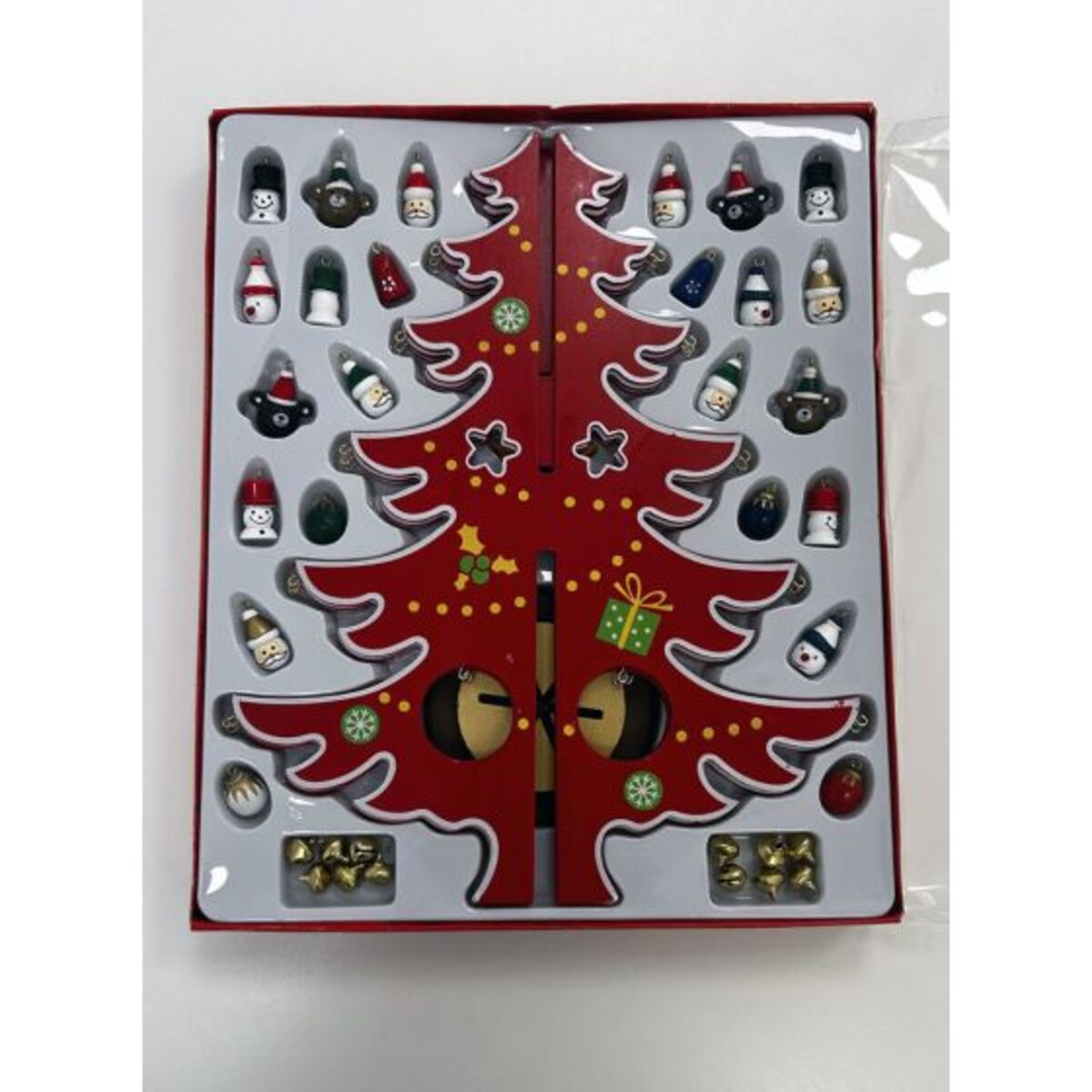 Drewniana choinka z zawieszkami czerwona, 25.8 x 31.2 x 3.5 cm, Timstor