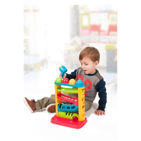 Kolorowa zjeżdżalnia z piłeczkami