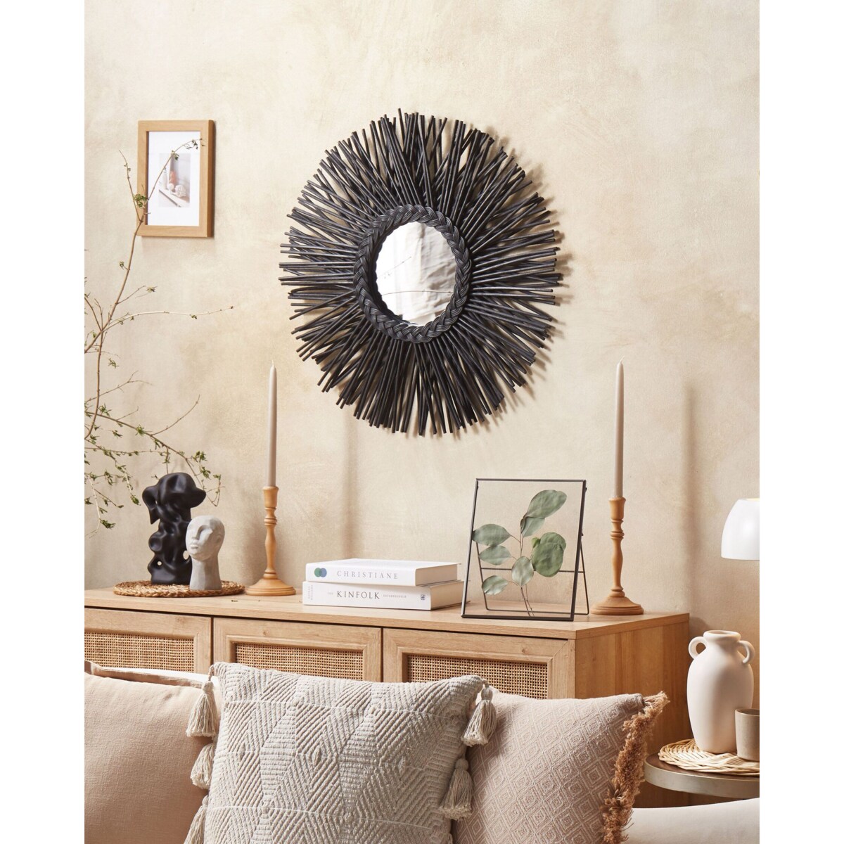Rattanowe okrągłe lustro ścienne słońce ⌀ 60 cm czarne KALASIN