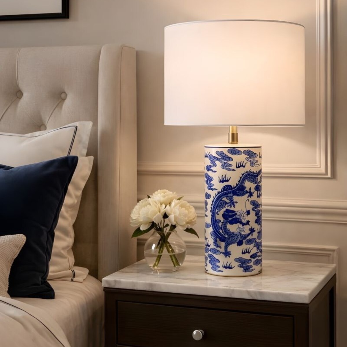 Lampa ceramiczna niebieska na komodę do salonu z białym abażurem MING