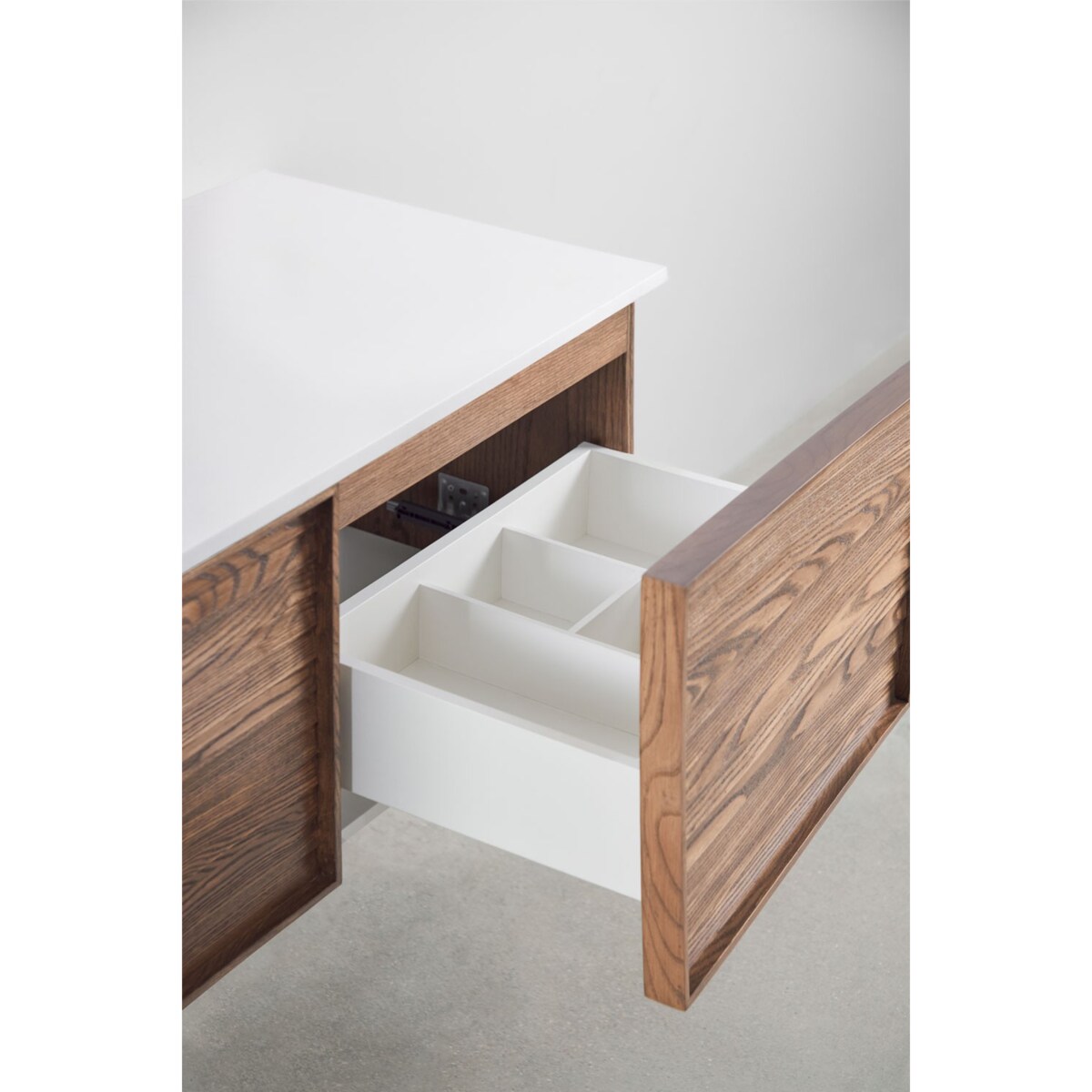 Drewniana komoda łazienkowa ze zintegrowaną umywalką Solea