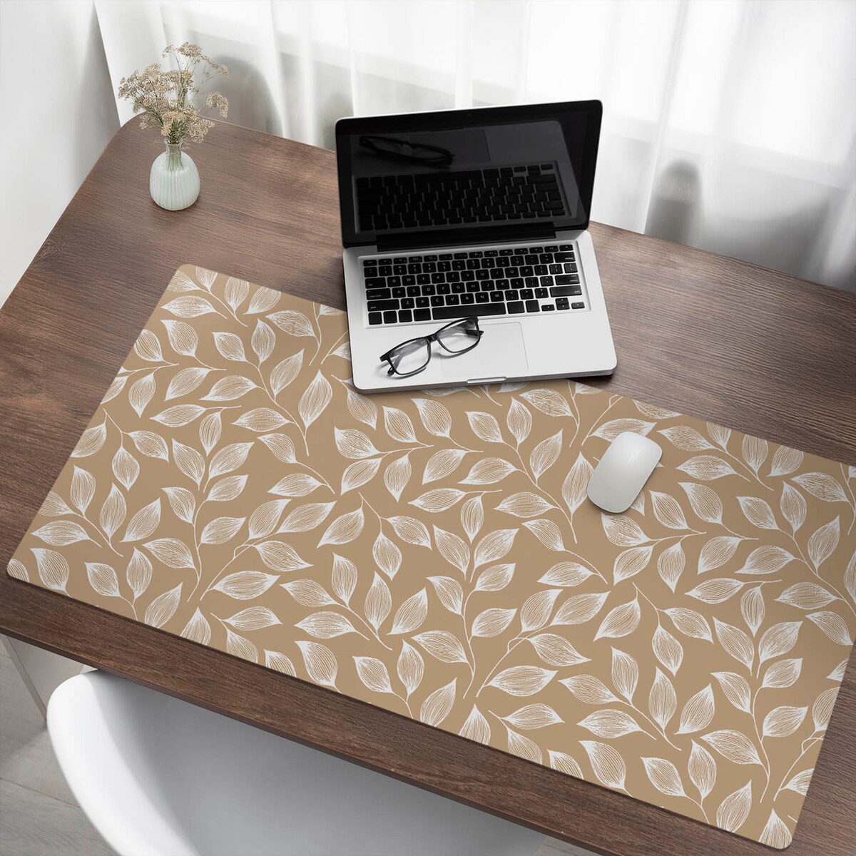 Beżowa mata na biurko Liście na gałązkach, 120x60 cm