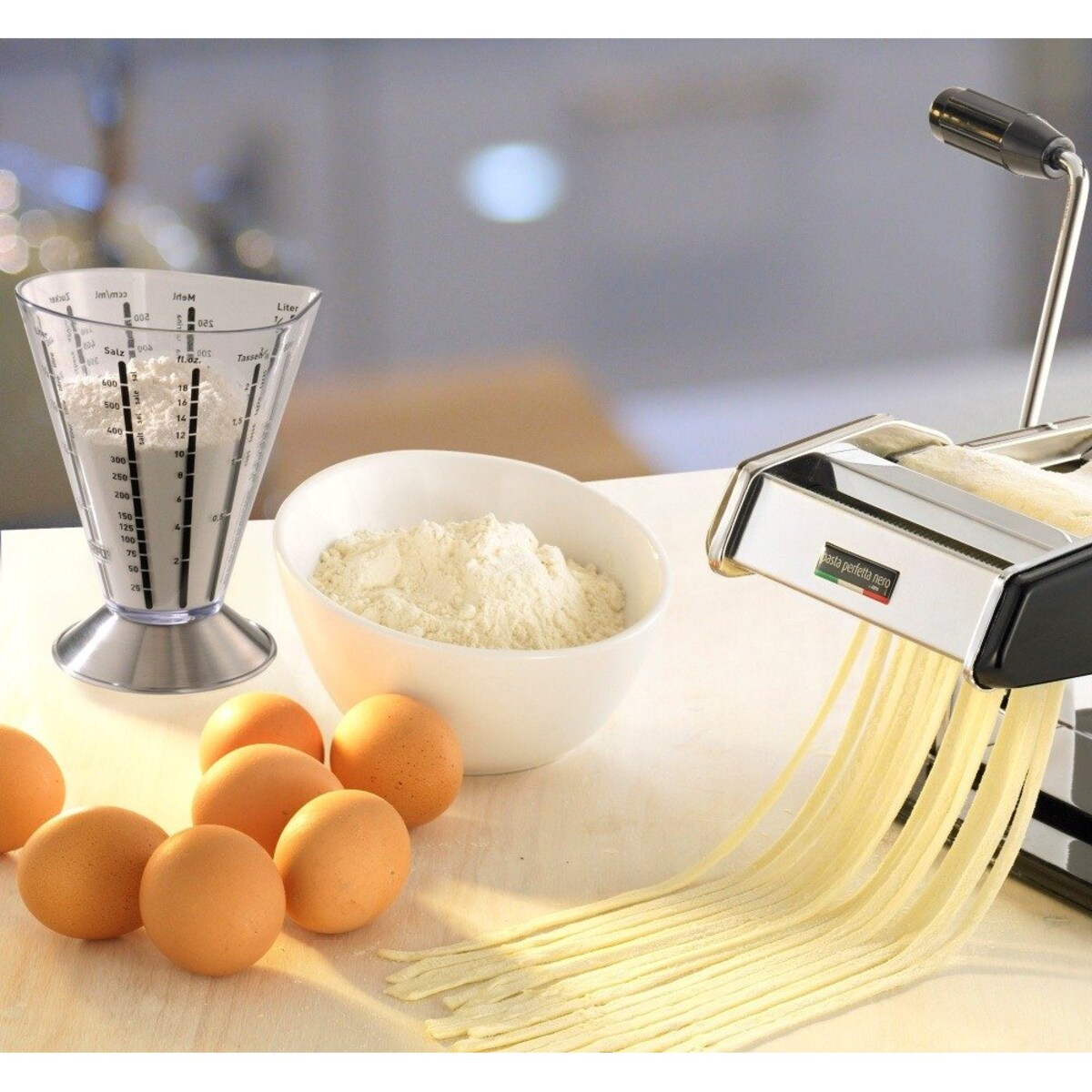 Kubek z miarką kuchenny, praktyczny, plastikowy dozownik