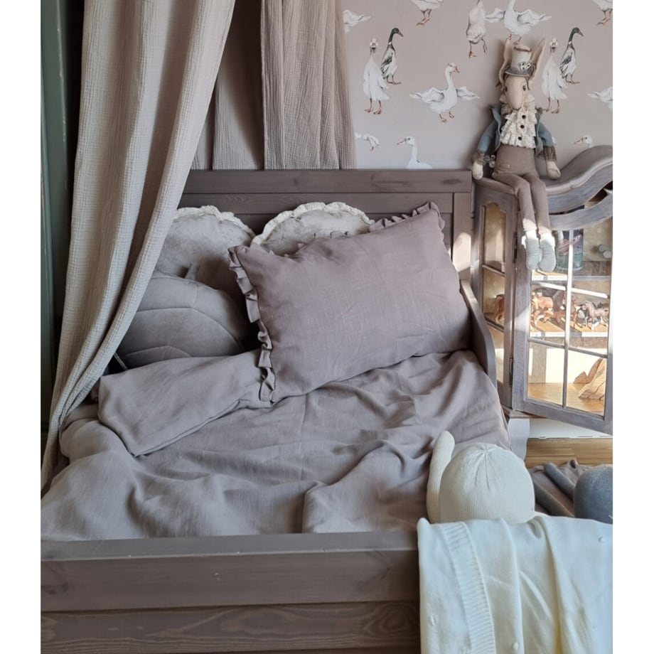 Lniany Zakątek – baldachim muślinowy sepia z pomponami