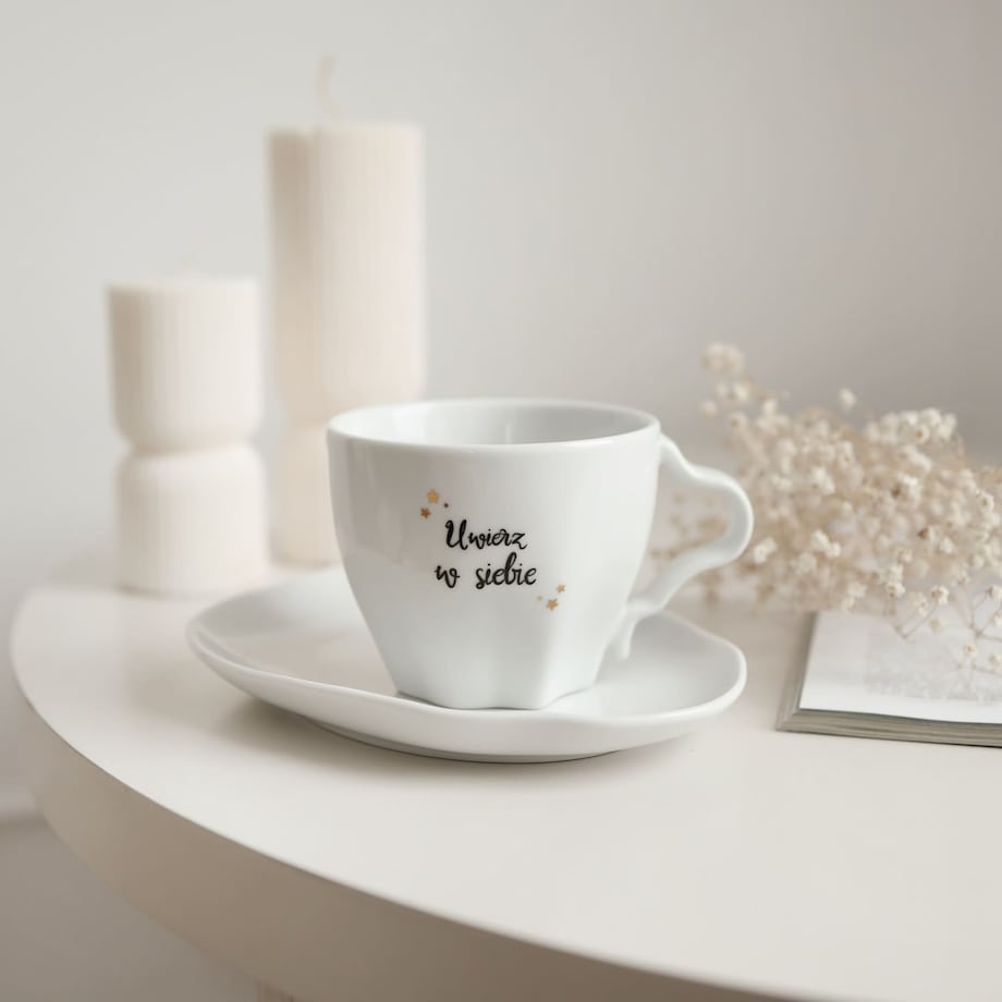 Biała Asymetryczna Filiżanka Porcelanowa ze Spodkiem 200 ml - Napis Uwierz w Siebie ze Złotymi Gwiazdkami dla Niej na Urodziny