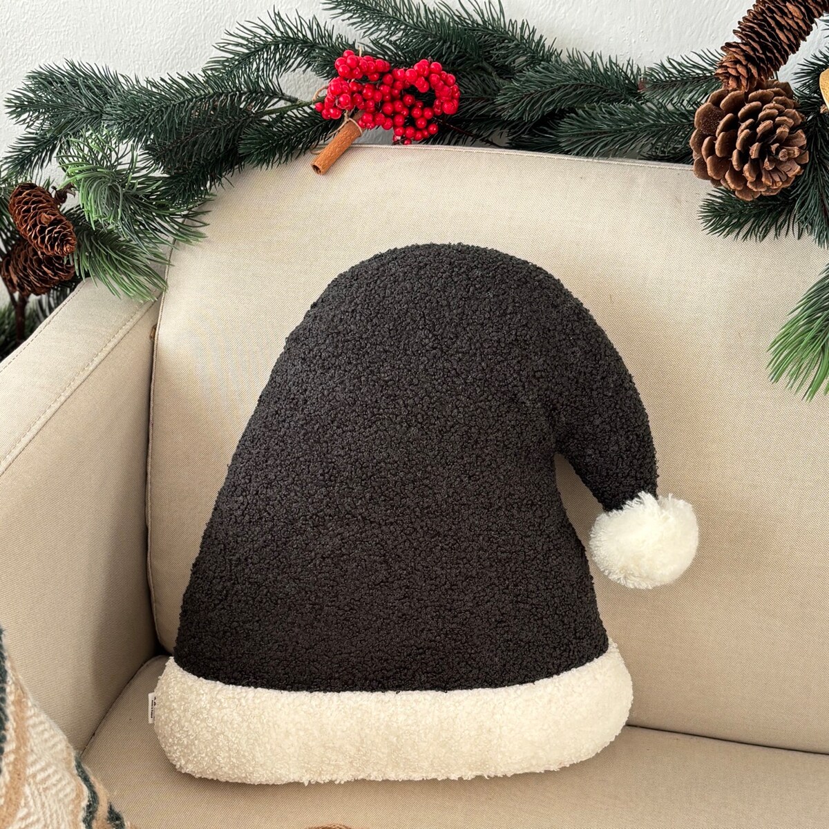 Poduszka w kształcie czapki Mikołaja czarna boucle