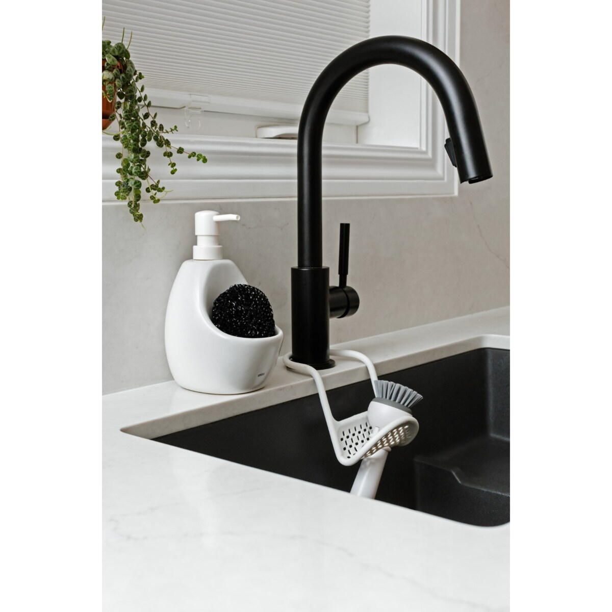 Matowy dozownik do mydła lub płynu z gabką biały Joey, 20 x 10 x 13 cm, Umbra