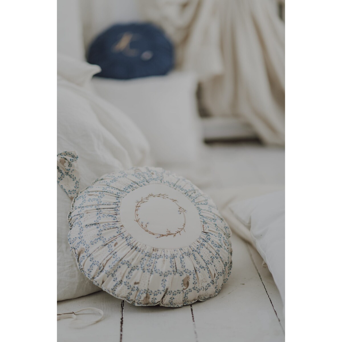 Poduszka dekoracyjna okrągła z haftem Blue Cottage