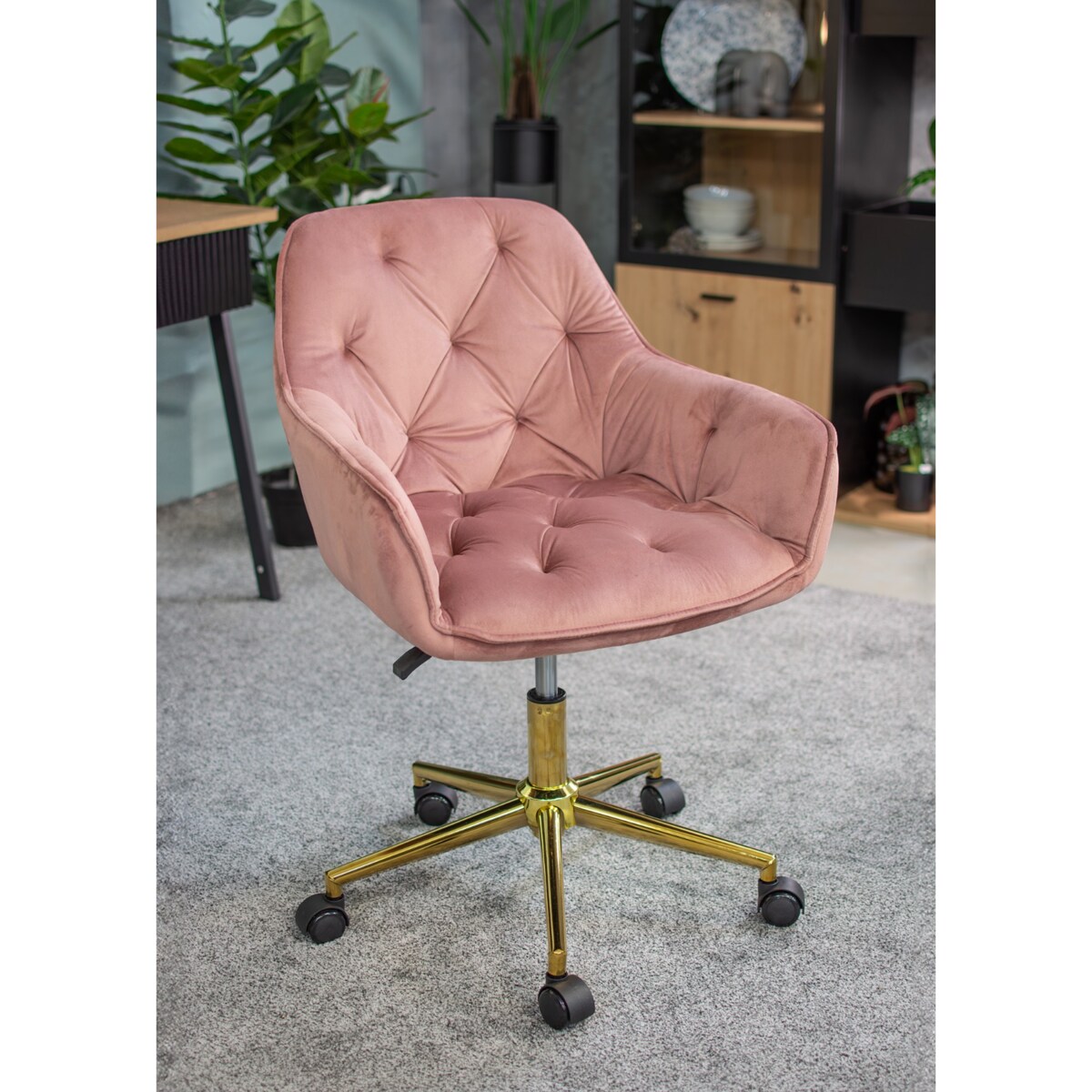 Fotel welurowy obrotowy LARGO różowy na złotej stopie