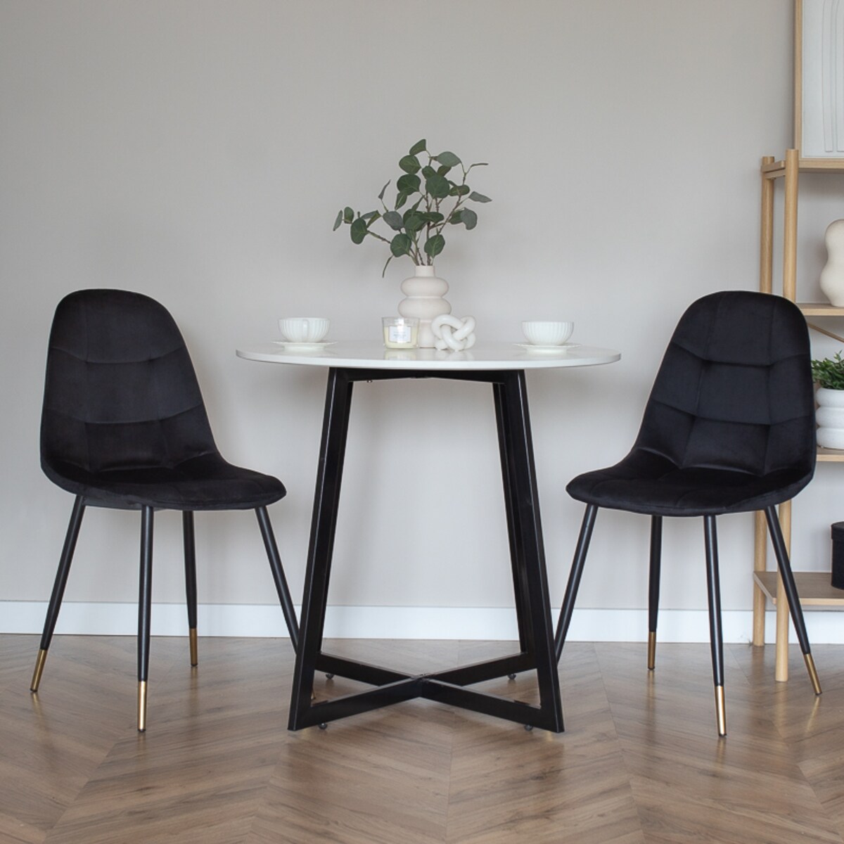 Krzesło tapicerowane czarne pikowane welurowe do salonu złote nogi