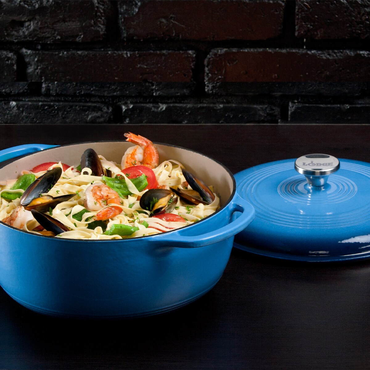 Garnek żeliwny emaliowany - niebieski 5,6L / Lodge