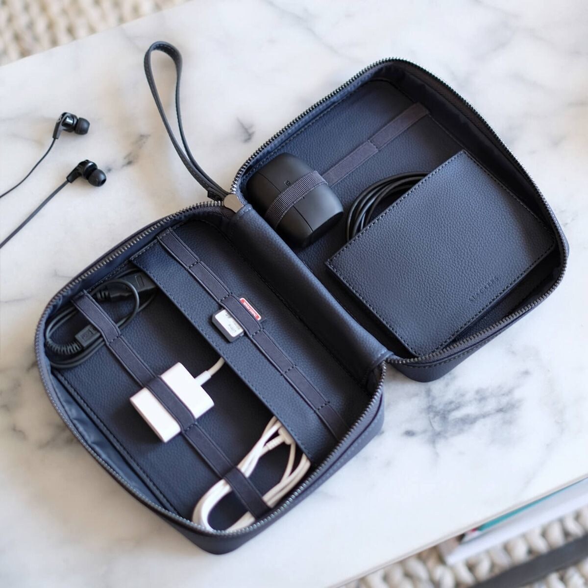 Etui na ładowarki i słuchawki Stackers Pebble granatowe