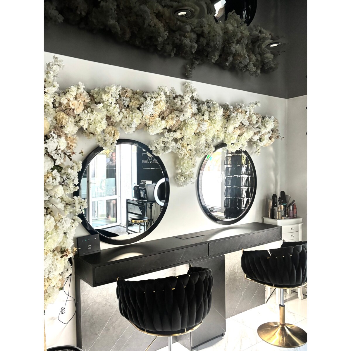 Instalacja z kwiatów białych i beżowych 220cm x 270cm