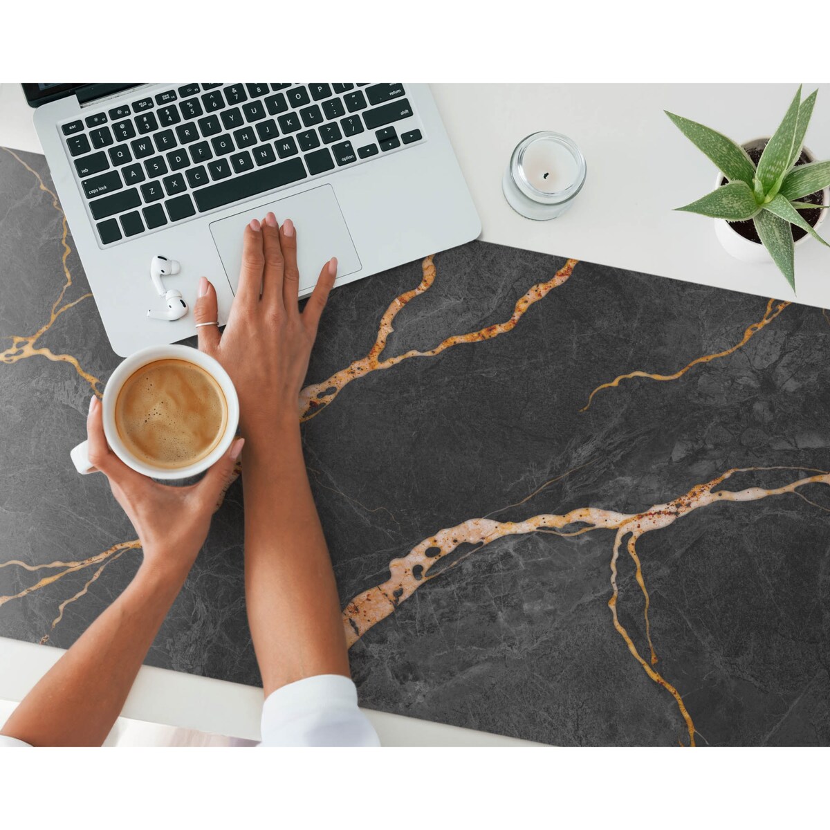 Czarna mata na biurko Marmurowe żyłki, 120x60 cm