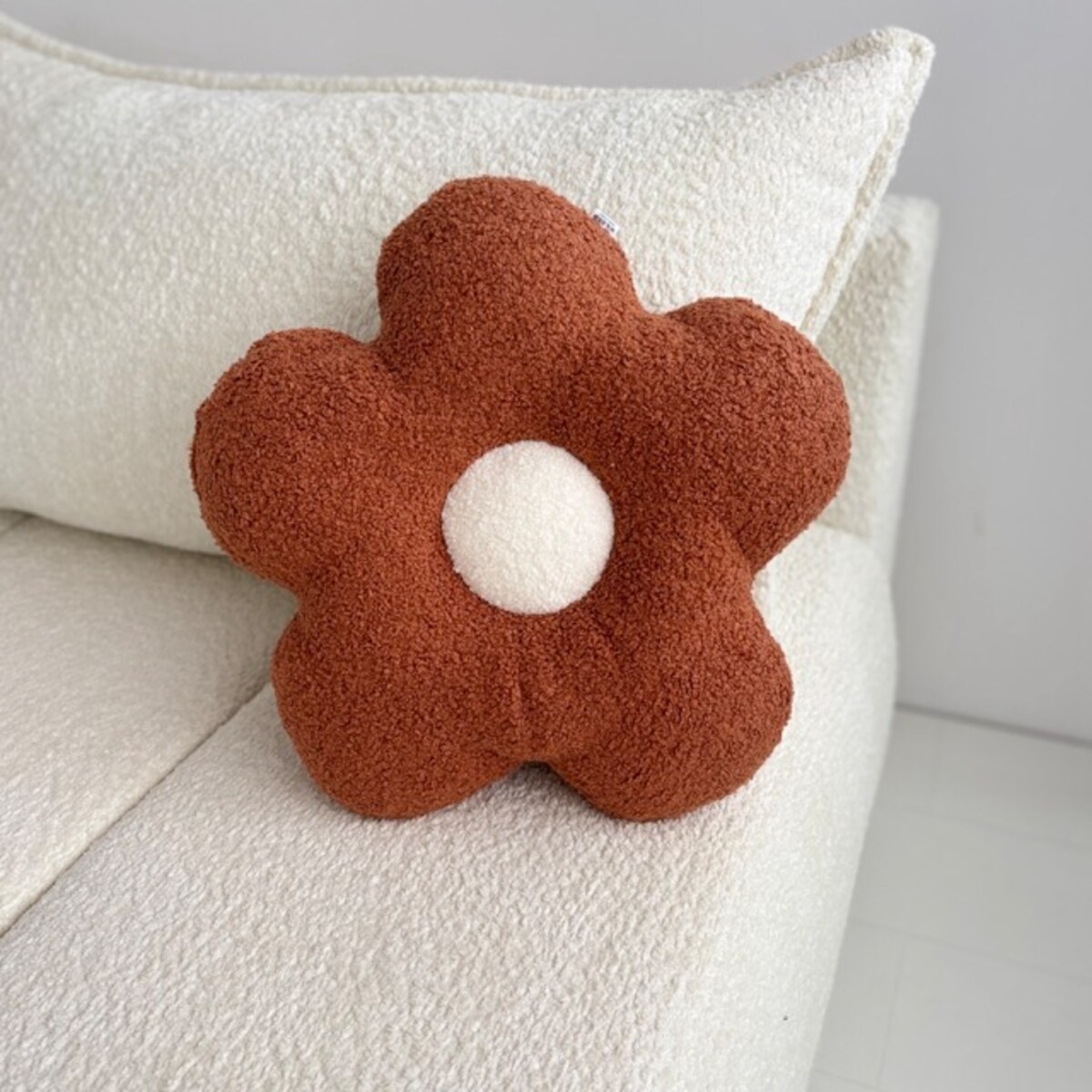 Poduszka boucle duży Kwiatek rudy / biały