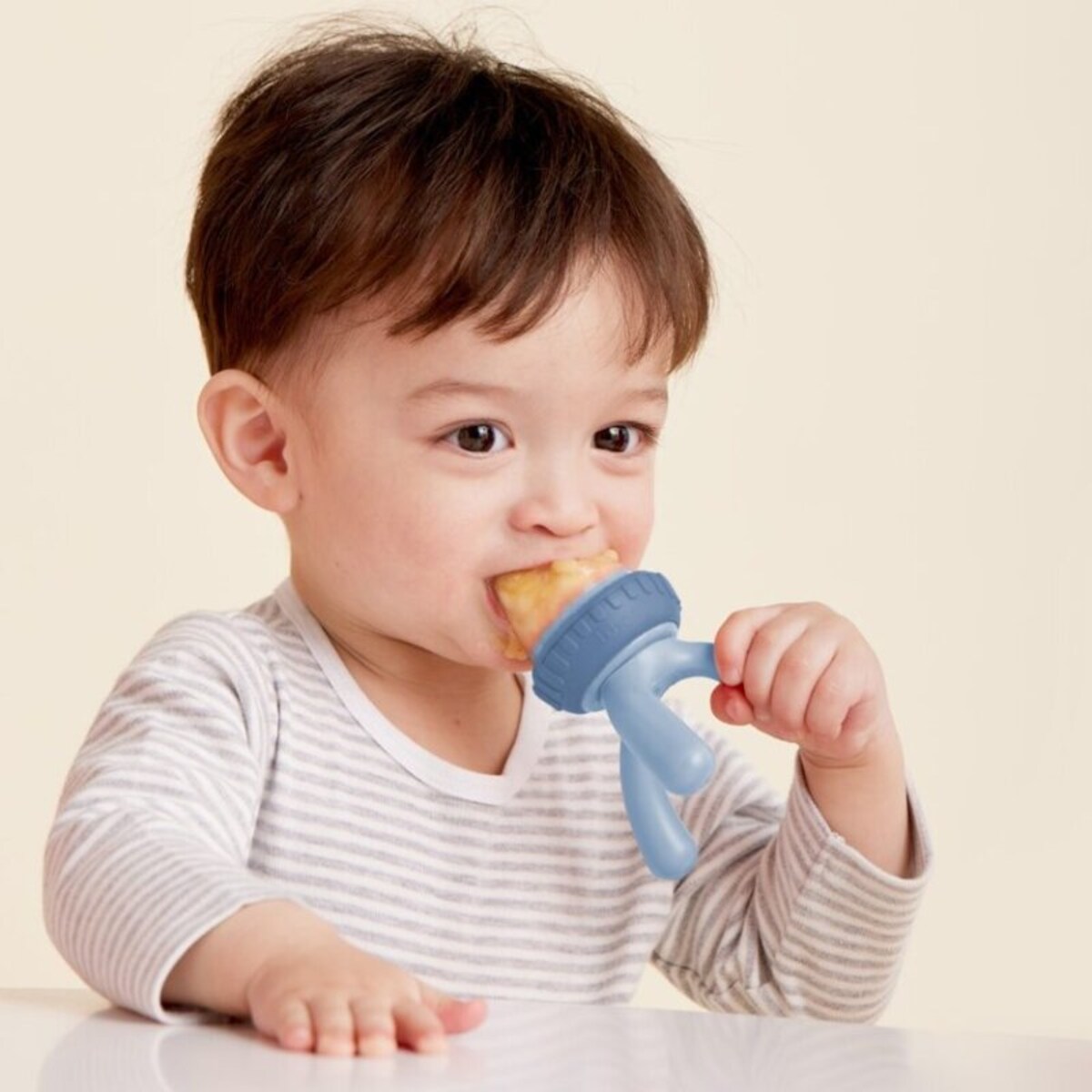 Gryzak dla niemowlaka 5m+ do podawania owoców i pokarmu błękitny b.box