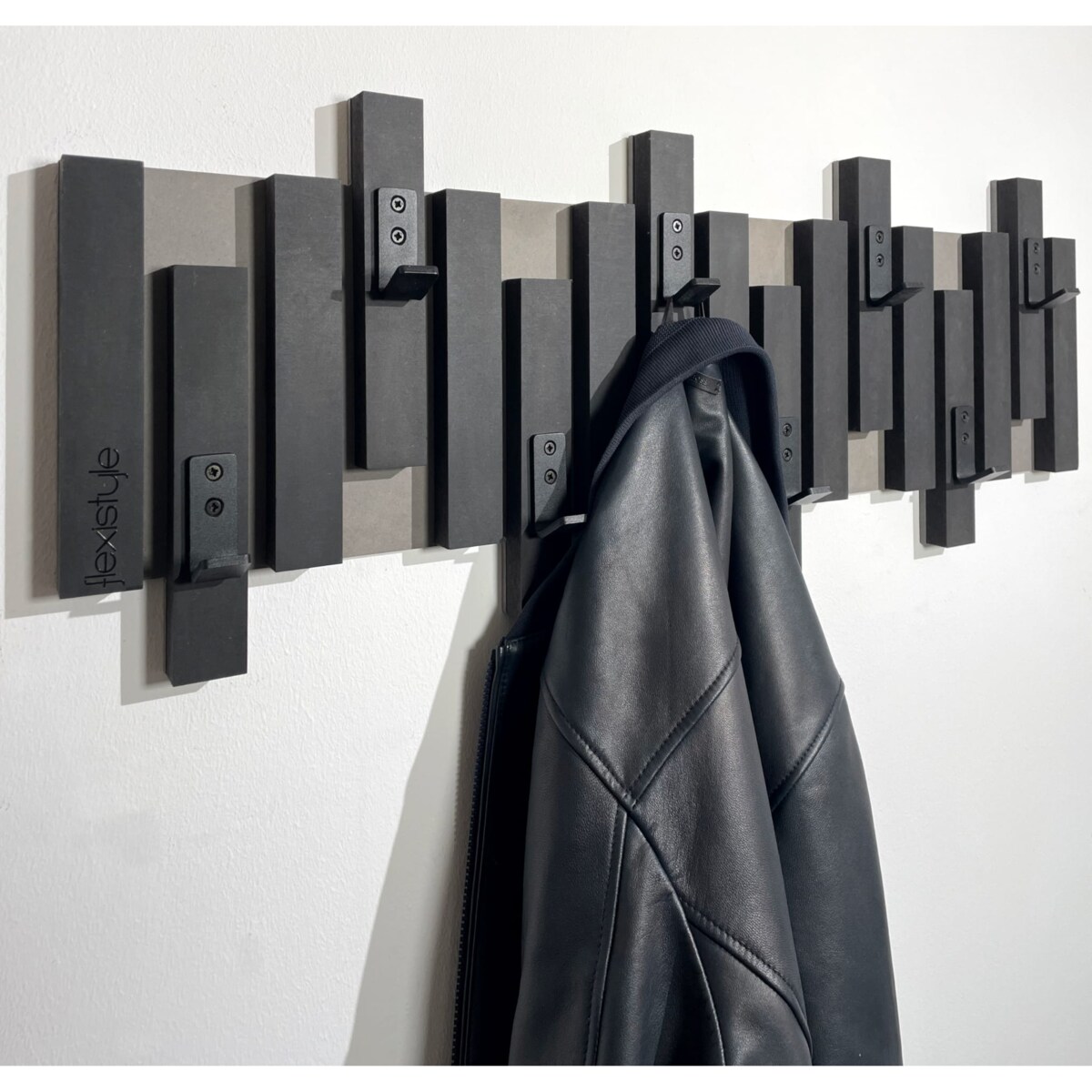 Czarny wieszak ścienny na ubrania Lamele Mini 80cm