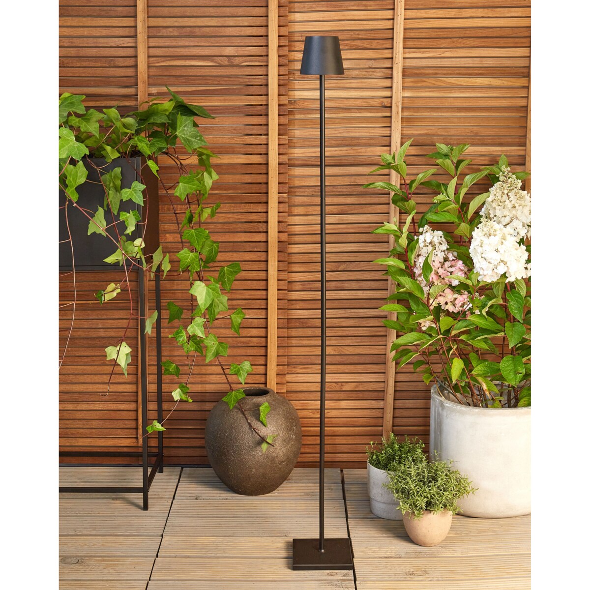 Bezprzewodowa lampa podłogowa metalowa czarna GAVARRESA