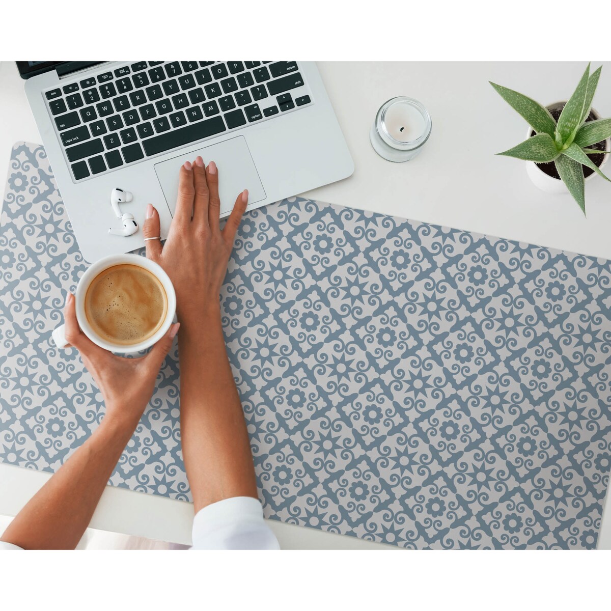 Niebieska mata na biurko Kwiatowy ornament, 100x50 cm