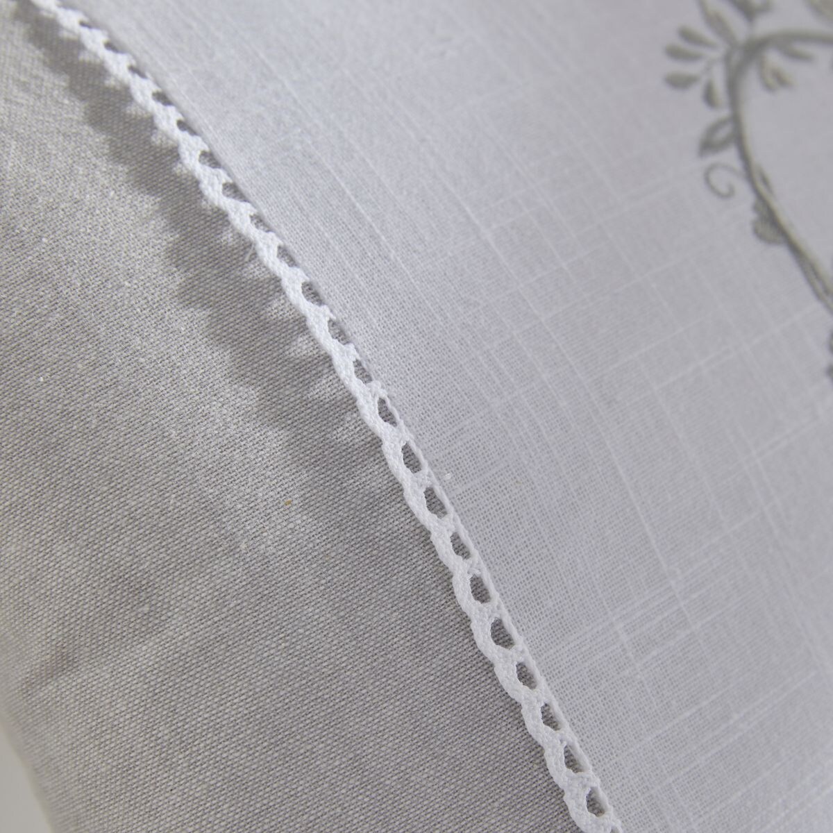 Poduszka dekoracyjna do salonu CONSTANCE, haftowane serduszko, bawełna, 30 x 50 cm