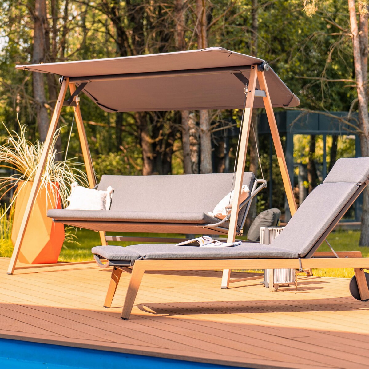 HUŚTAWKA OGRODOWA HERNING Z REGULOWANYM DASZKIEM