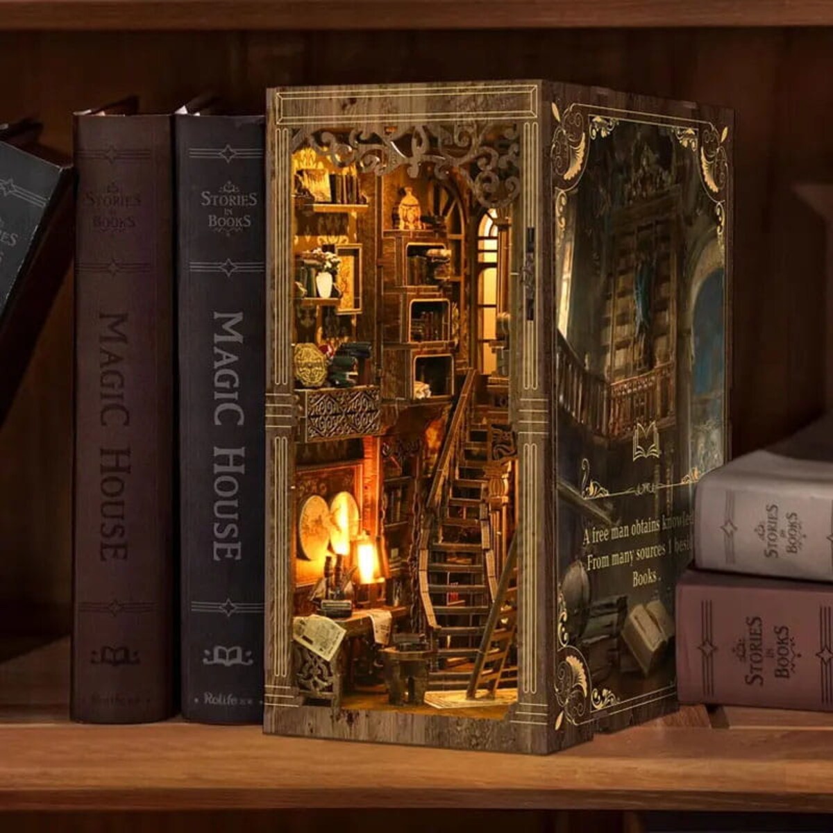 Miniaturowy domek Book Nook - Księga zaklęć ochronnych