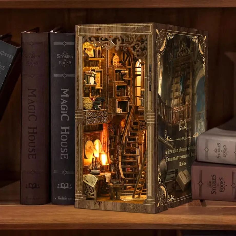 Miniaturowy domek Book Nook - Księga zaklęć ochronnych