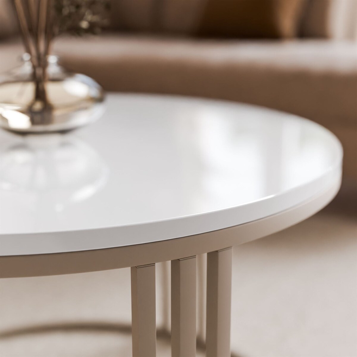 Okrągły stolik kawowy LORI POŁYSK na kaszmirowym stelażu, blat biały połysk