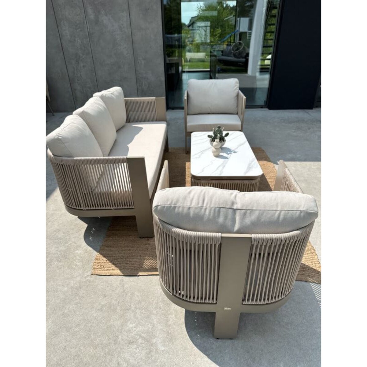 ALUMINIOWY FOTEL LEONE W KOLORZE SZAMPAŃSKIM