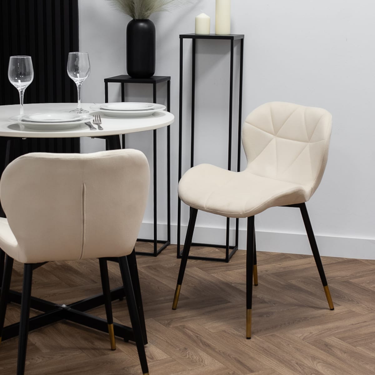 Krzesło tapicerowane beżowe welurowe pikowane nowoczesne do salonu jadalni