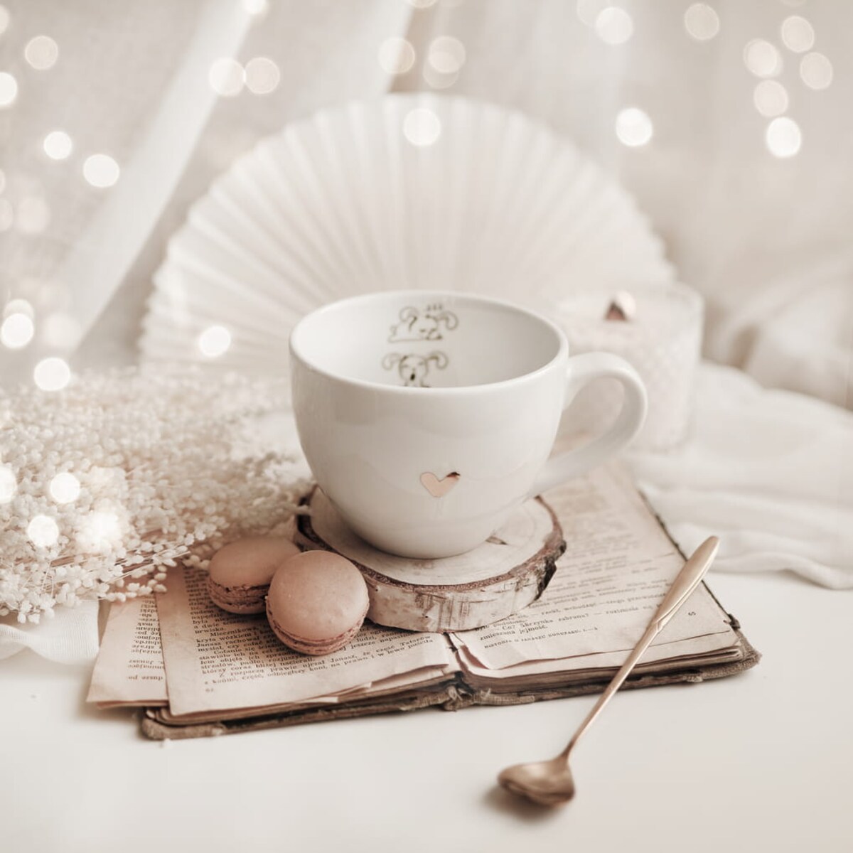 Biały kubek porcelanowy 500 ml - motyw trzech małych króliczków dla dziecka na Wielkanoc