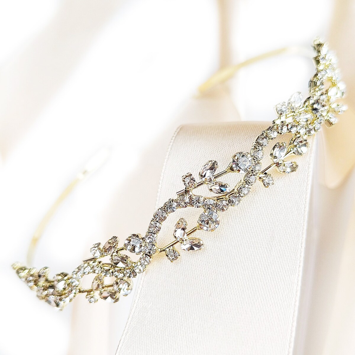 Opaska na głowę złota z listkami ŚLUBNA cyrkonie kwiaty ELEGANCKA błysk