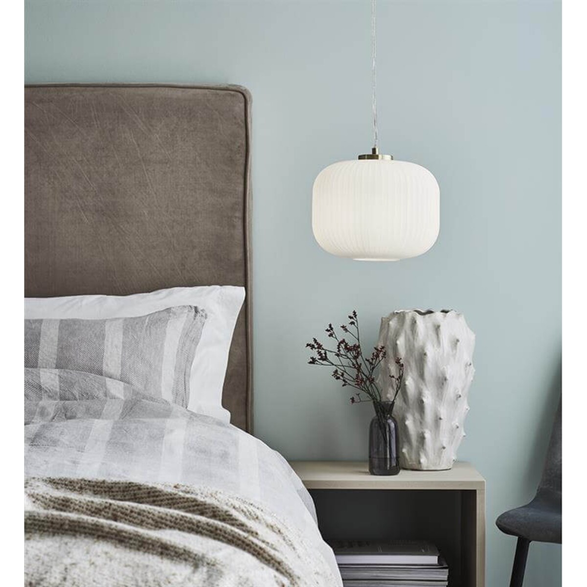Szklana lampa wisząca Sober plisowana nad stół mosiądz biała