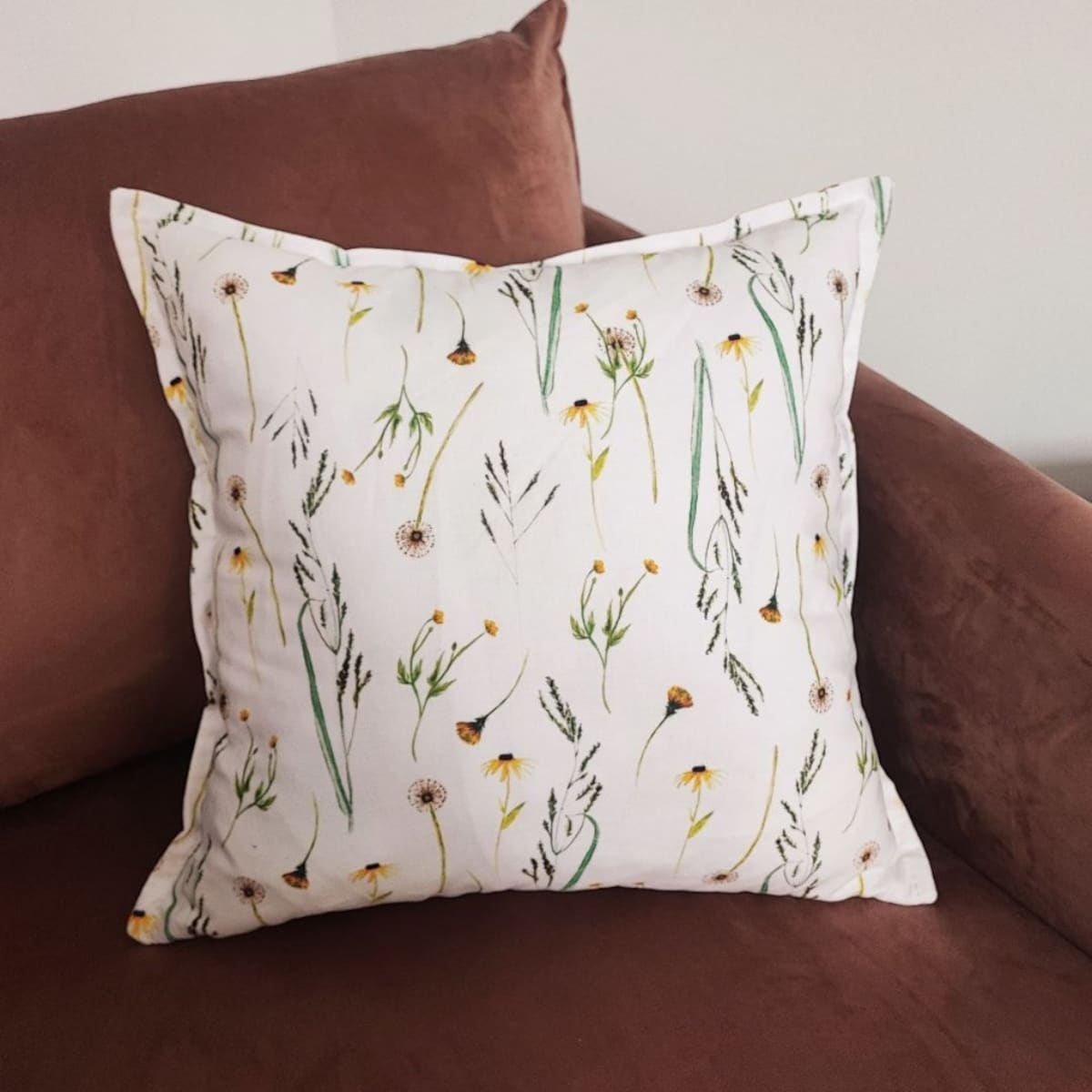 Bawełniana poszewka w łąkowe kwiaty 45x45