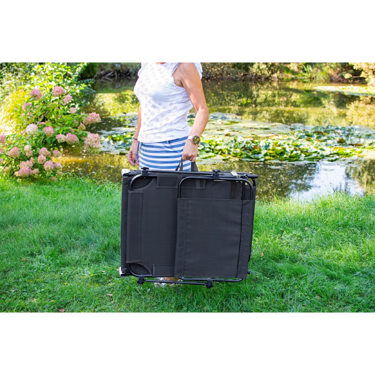 Leżanka ogrodowa składana w walizkę z zadaszeniem