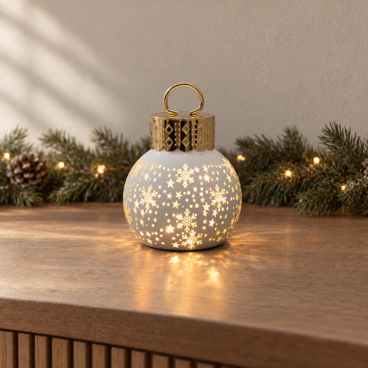Bombka choinkowa szklana z oświetleniem LED, motyw gwiazdek, Ø 10 x 13 cm