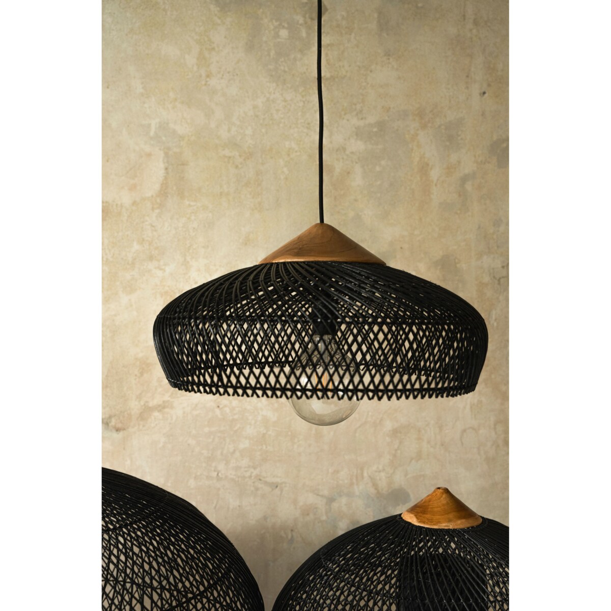 Rattanowa lampa z drewnem teakowym BONNET w rozmiarze L - czarna