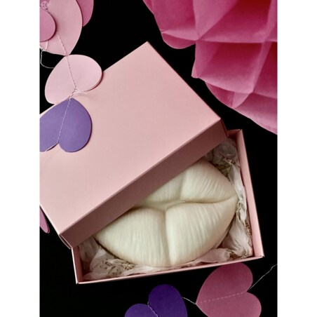 Świeca sojowa ozdobna Lips na Walentynki w pudełku prezentowym różowym