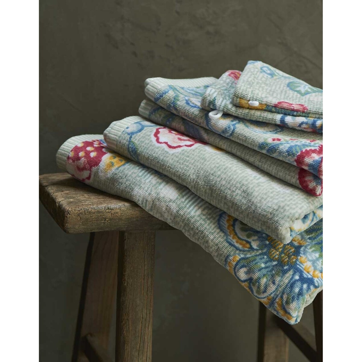 Duży ręcznik kąpielowy do ciała we florystyczne wzory, chłonny ręcznik łazienkowy, 100% welur bawełniany, PiP Studio