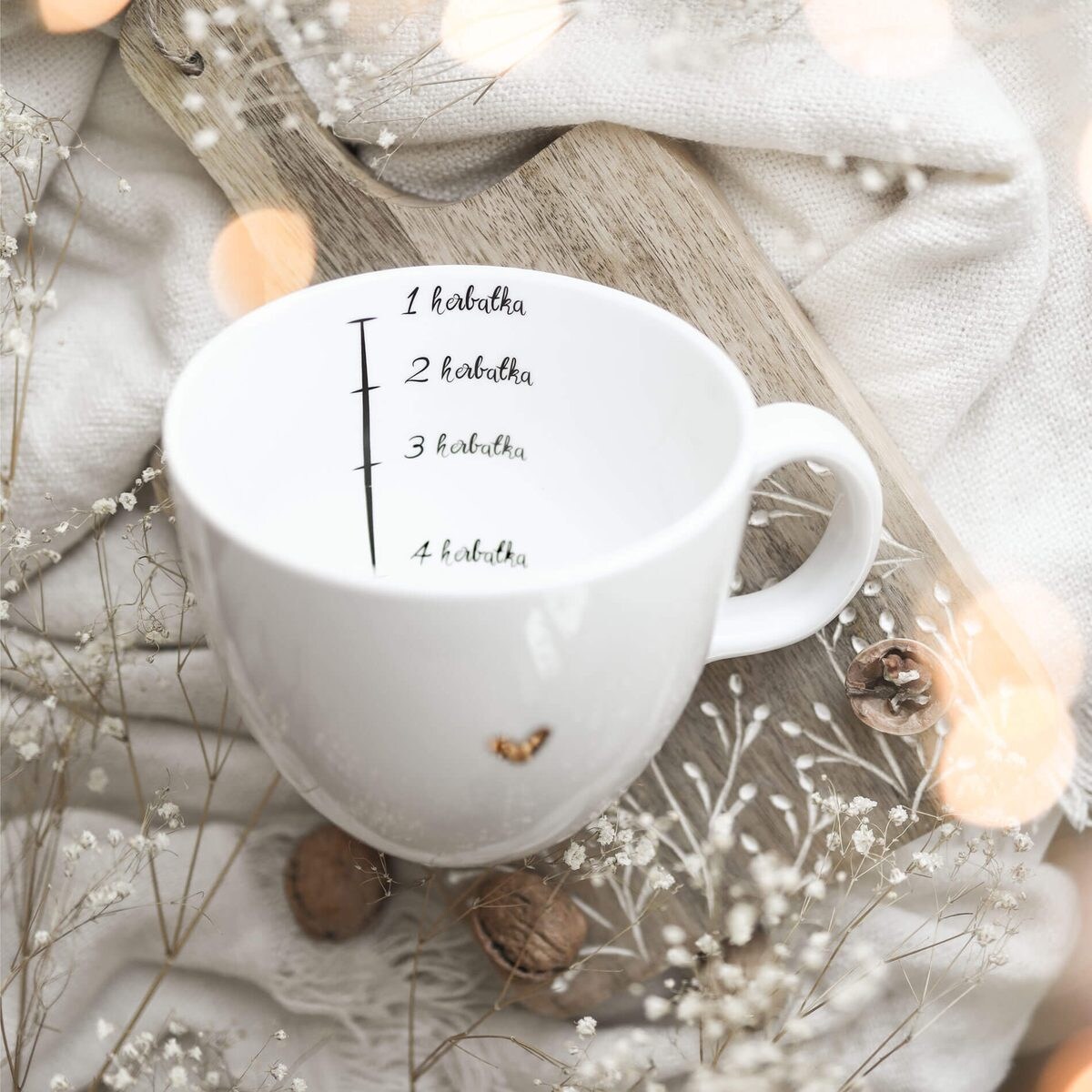 Biały kubek porcelanowy 1 litra - motyw miarki na herbatki dla miłośników naparów na urodziny