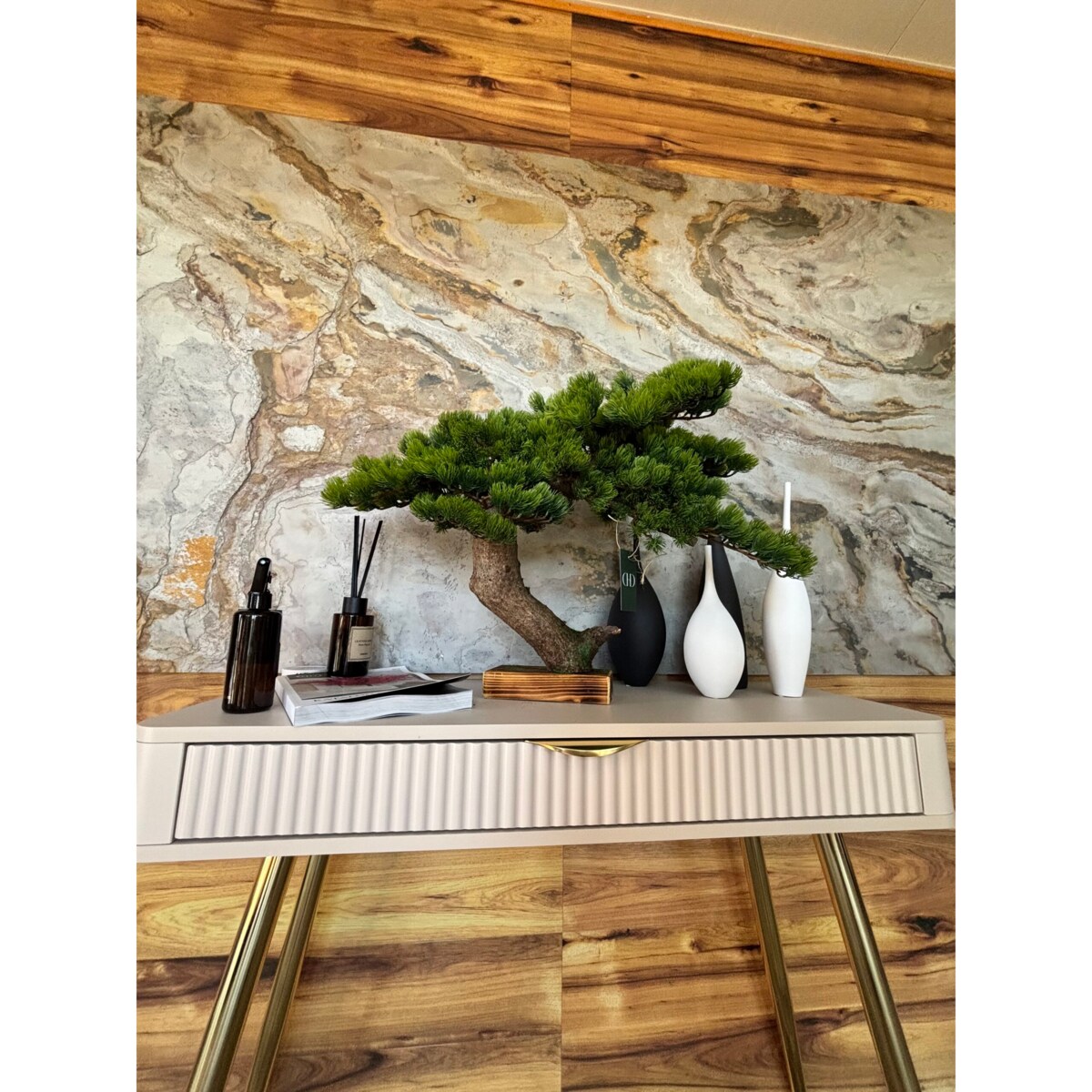 Bonsai iglaste na naturalnym pniu